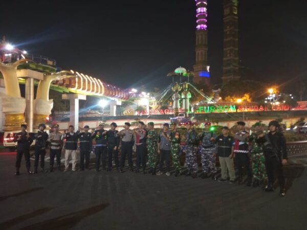 Sinergi TNI-Polri: Babinsa Kodim 0410/KBL Turut Amankan Objek Vital Lewat Patroli Malam