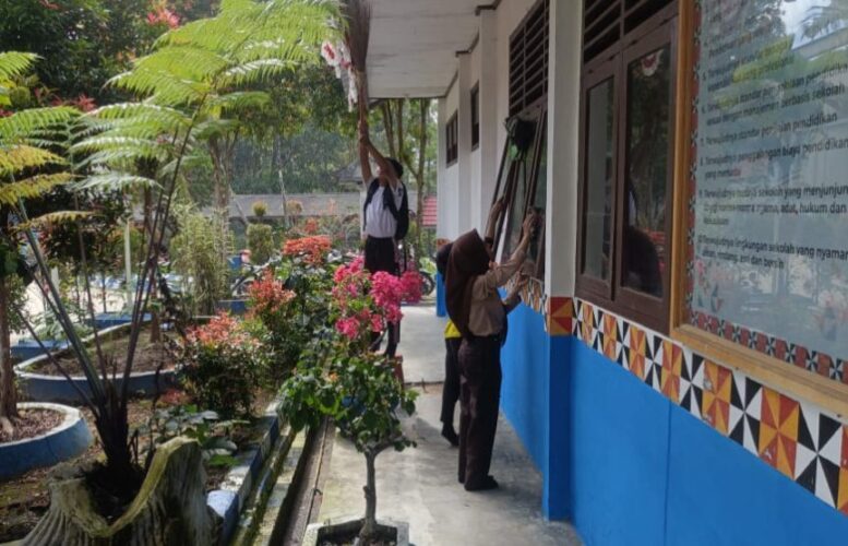 Budayakan Kebersihan, SMPN 1 Kebun Tebu Gelar Gotong Royong