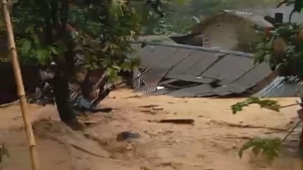 Banjir Terjang Lampung Barat, 5 Rumah Hanyut dan Puluhan Lain Terendam