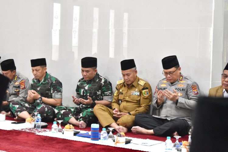 Kasrem 043/Gatam Hadiri Peringatan Maulid Nabi dan Doa Bersama di Polda Lampung
