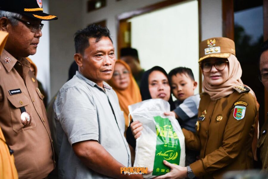 Bupati Pesawaran Tinjau Rumah Roboh Akibat Hujan Deras dan Angin Kencang