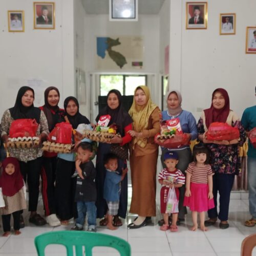 Pekon Lombok Bagikan Makanan Pencegahan Stunting