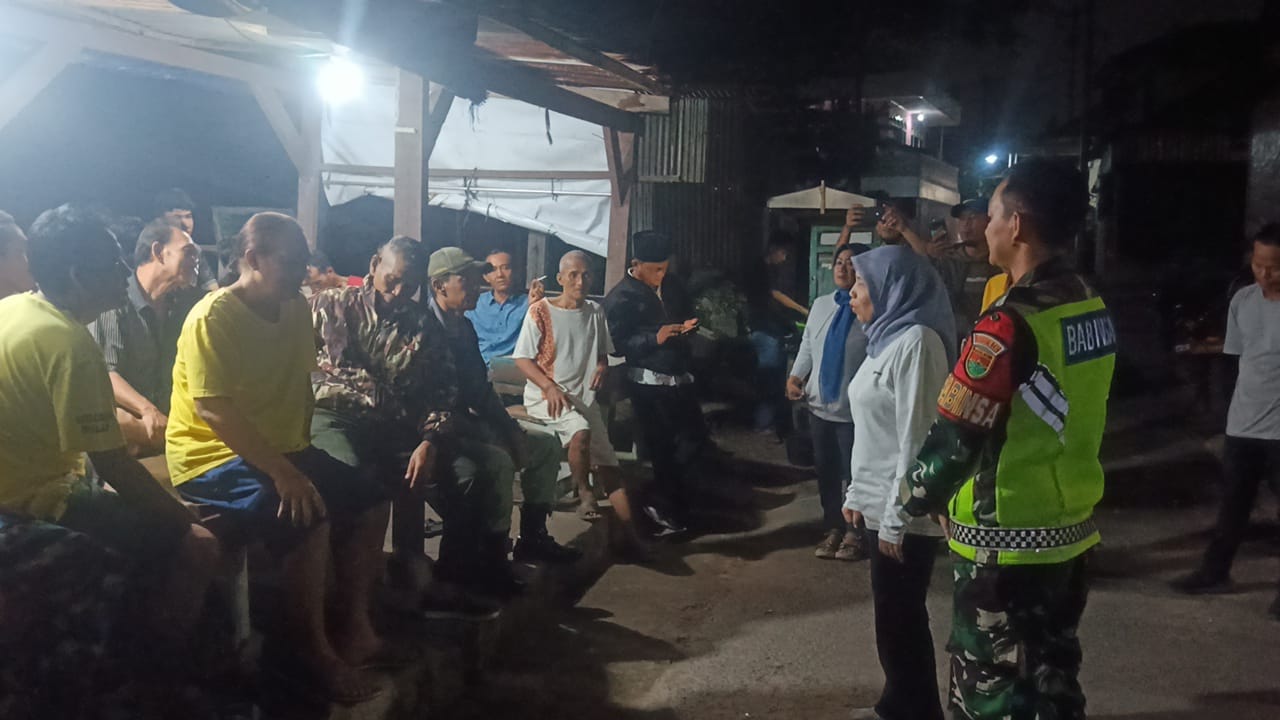 Babinsa Pimpin Siskamling di Kebon Jeruk, TNI dan Warga Bersinergi Jaga Kamtibmas