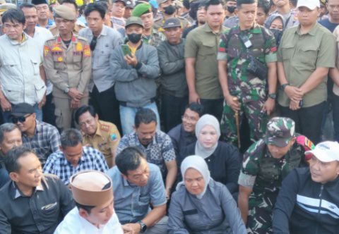 Pimpinan Daerah Lampung Selatan Temui Massa Aksi di Tugu Adipura Kalianda