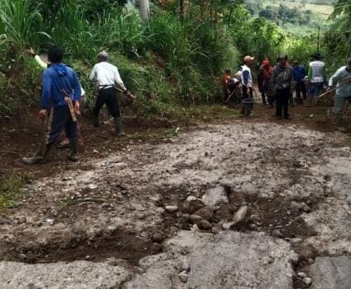 Warga Teba Pring Raya dan Tapak Siring Gotong Royong Perbaiki Jalan Rusak