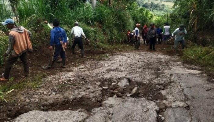 Warga Teba Pring Raya dan Tapak Siring Gotong Royong Perbaiki Jalan Rusak