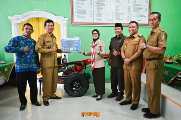 Bupati Pesawaran Serahkan Bantuan Handtractor untuk BUMDes Mekar Sari