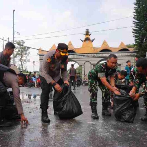 TNI-Polri dan Mahasiswa di Bandar Lampung Kompak Bersihkan Sampah Pasca Unjuk Rasa di DPRD Lampung