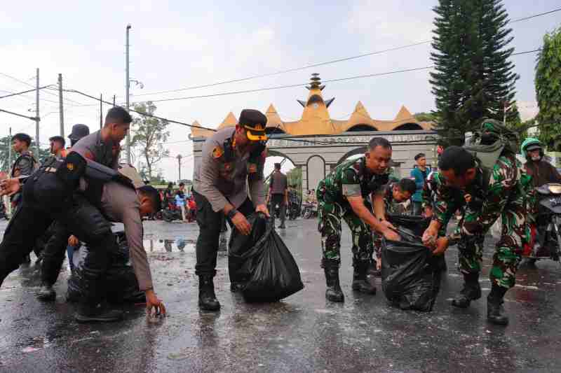 TNI-Polri dan Mahasiswa di Bandar Lampung Kompak Bersihkan Sampah Pasca Unjuk Rasa di DPRD Lampung