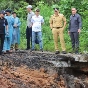 Bupati Lampung Barat Tinjau Jalan Liwa – Hanakau Yang Putus Akibat Longsor