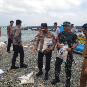 Personel Polres Tanggamus Diterjunkan Gabung Tim Ekspedisi Perbaikan Jembatan Gantung di Pematang Sawa