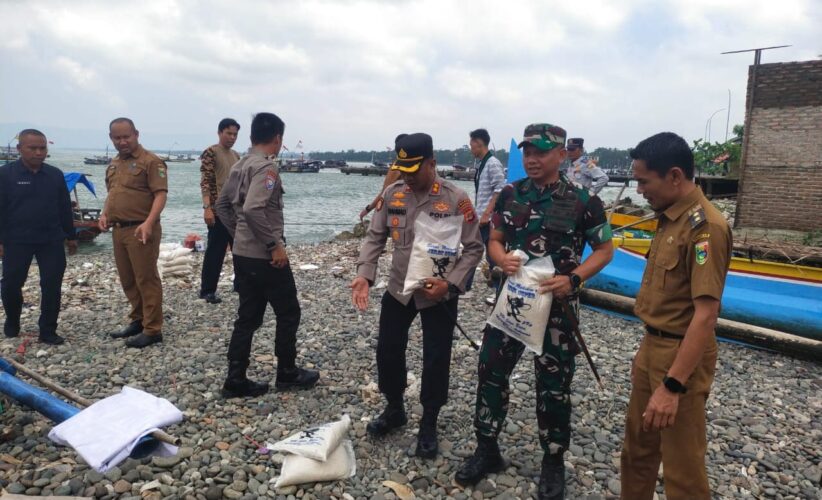Personel Polres Tanggamus Diterjunkan Gabung Tim Ekspedisi Perbaikan Jembatan Gantung di Pematang Sawa