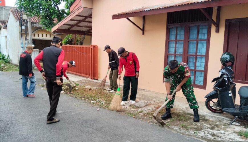 Babinsa Serka Animan Pimpin Langsung Aksi “Jumat Bersih” di Beringin Jaya