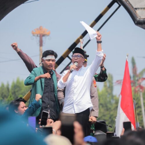 Suara Rakyat Didengar, Gubernur Mirza Sambut Massa dengan Aksi Damai