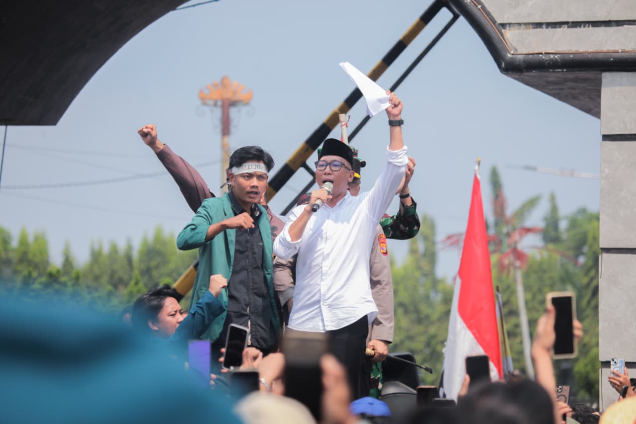 Suara Rakyat Didengar, Gubernur Mirza Sambut Massa dengan Aksi Damai