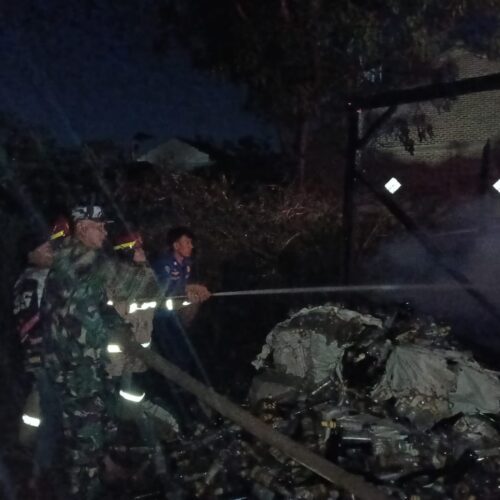 Babinsa Way Kandis Sigap Bantu Warga Padamkan Kebakaran Gudang Rongsok