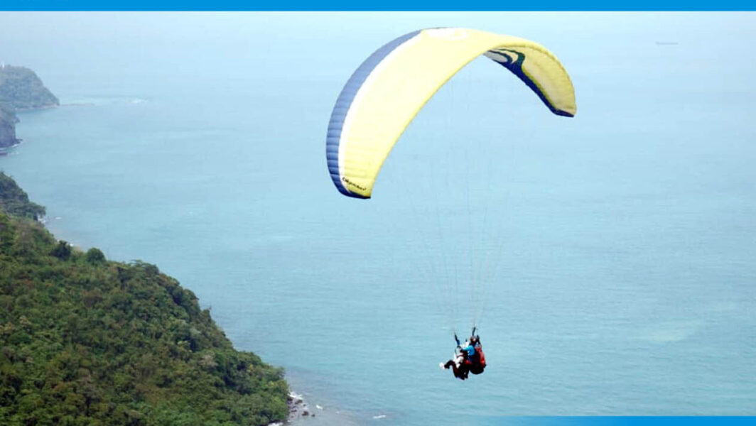 Utusan Khusus Presiden Nikmati Sensasi Terbang di Batu Alif Paragliding, Bakauheni