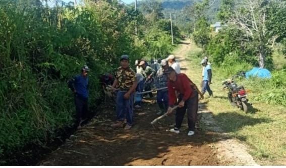 Warga Pekon Tapak Siring Gelar Gotong Royong Bersihkan Lingkungan