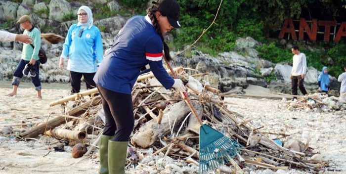 Bersama Jaga Alam, Zita Anjani Pimpin Aksi Bersih Pantai Minang Rua