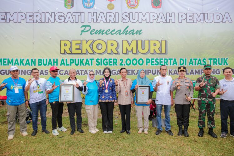 Pemecahan Rekor MURI Makan Alpukat Siger oleh 2.000 Peserta di Lampung Timur Gaungkan Kebanggaan Produk Lokal