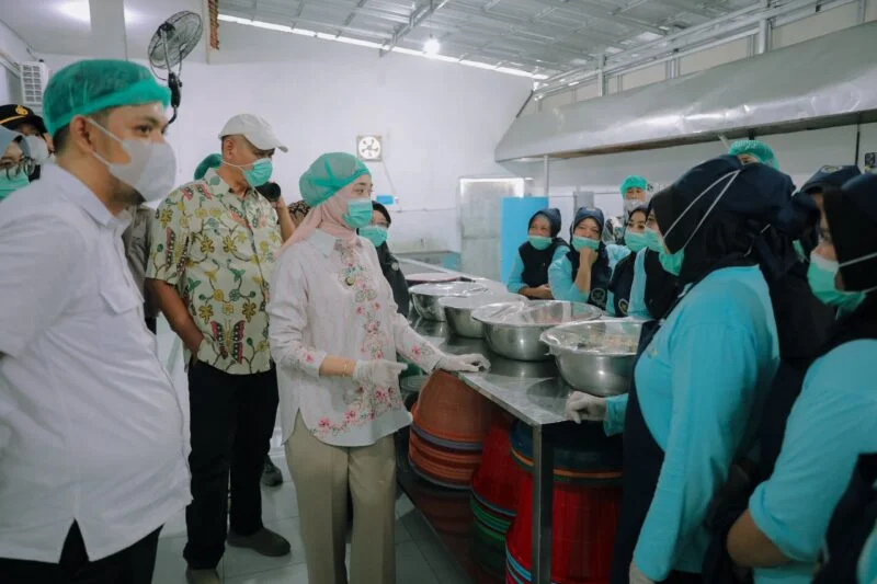 Wagub Jihan Nurlela Tinjau Dapur SPPG dan Penyaluran Program Makan Bergizi Gratis di Kota Metro