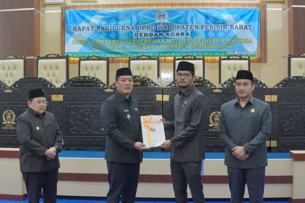 Bupati Pesisir Barat Sampaikan Nota Penjelasan Empat Raperda Usul Kepala Daerah Tahun 2025