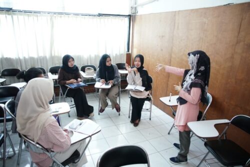 UPA Bahasa Gelar Kelas ECC untuk Tingkatkan Kemampuan Berbicara Bahasa Inggris Mahasiswa