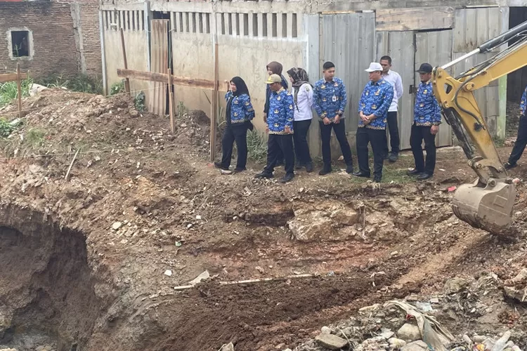 Tak Mau Kecolongan Lagi, Wali Kota Eva Dwiana Tinjau Langsung Pekerjaan Jembatan