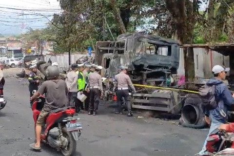 Truk Tangki BBM Terguling di Cianjur, Dua Orang Alami Luka Bakar Serius
