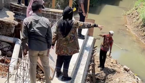 Wali Kota Eva Dwiana Tinjau Perbaikan Jembatan di Rajabasa, Tegaskan Pekerjaan Harus Sesuai Aturan dan Cepat Selesai