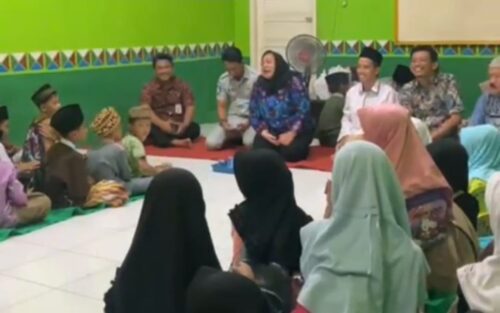 Gerakan Peduli Samsat Tanggamus Salurkan Al-Qur’an dan Iqro untuk Santri TPQ Nurul Falah