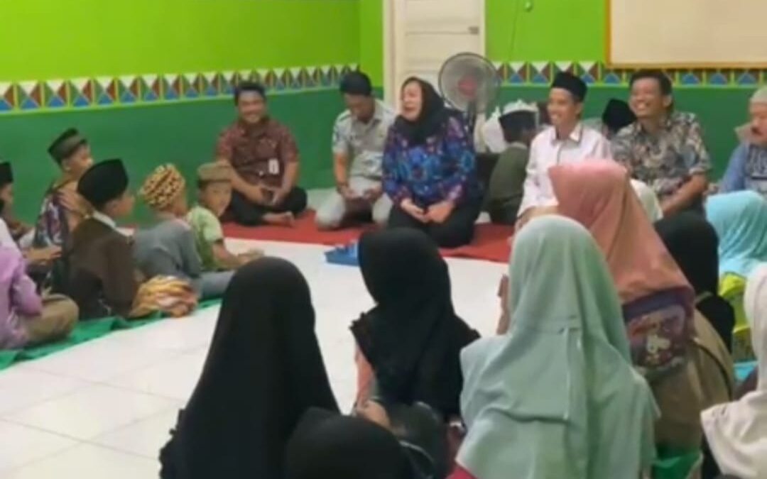 Gerakan Peduli Samsat Tanggamus Salurkan Al-Qur’an dan Iqro untuk Santri TPQ Nurul Falah