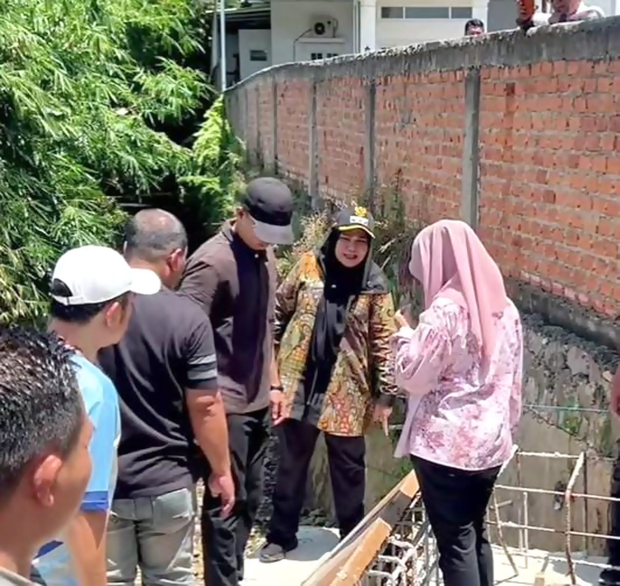 Wali Kota Eva Dwiana Tinjau Perbaikan Jembatan di Rajabasa, Tegaskan Pekerjaan Harus Sesuai Aturan dan Cepat Selesai