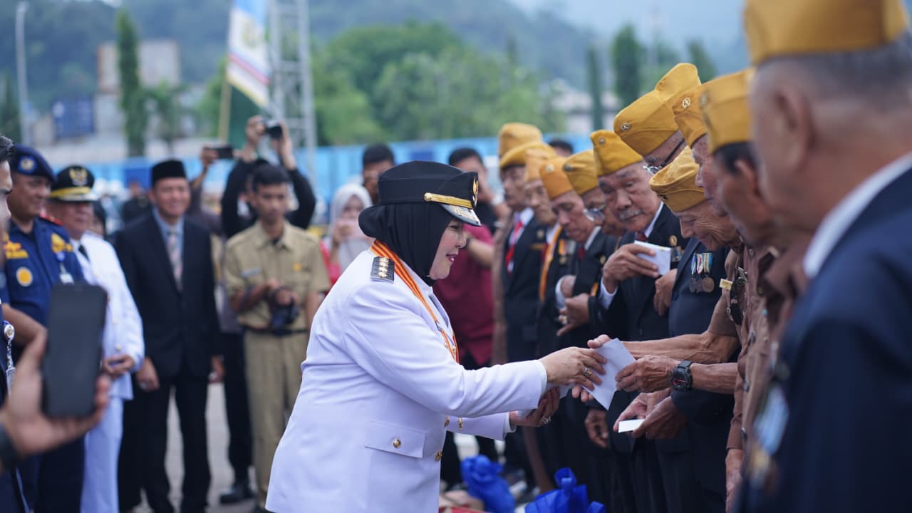 Pemkot Bandar Lampung Bersama Pangkalan TNI AL Gelar Tabur Bunga di Laut Peringati Hari Pahlawan 2025