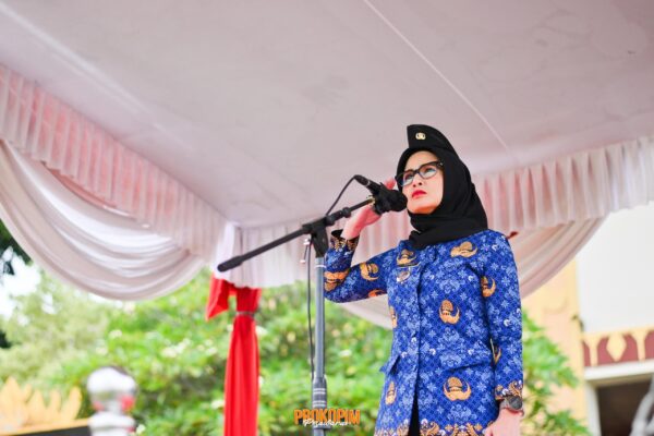 Hari Pahlawan 2025: Bupati Pesawaran Ajak Teladani Nilai Perjuangan dan Pengabdian Pahlawan Bangsa Pesawaran, 10 November 2025 — Pemerintah Kabupaten Pesawaran menggelar Upacara Peringatan Hari Pahlawan ke-80 Tahun 2025 di Lapangan Pemkab Pesawaran, Senin (10/11/2025). Peringatan hari pahlawan tahun ini mengusung tema “Pahlawanku Teladanku, Terus Bergerak Melanjutkan Perjuangan.” Upacara tersebut diikuti oleh Sekretaris Daerah Kabupaten Pesawaran, Staf Ahli Bupati, para Asisten, Kepala Perangkat Daerah, pejabat administrator dan pengawas, seluruh ASN (PNS dan PPPK), staf THLS, serta jajaran anggota Legiun Veteran Republik Indonesia (LVRI) Kabupaten Pesawaran. Bupati Pesawaran Hj. Nanda Indira B, S.E.,M.M. bertindak sebagai pembina upacara sekaligus membacakan amanat Menteri Sosial Republik Indonesia, Saifullah Yusuf. Dalam amanatnya, Bupati mengajak seluruh elemen bangsa untuk meneladani nilai-nilai perjuangan dan pengabdian para pahlawan yang telah mengorbankan segalanya demi kemerdekaan Indonesia. “Hari ini, di bawah langit Indonesia yang merdeka, kita menundukkan kepala penuh hormat mengenang para pahlawan bangsa. Mereka bukan sekadar nama yang terukir di batu nisan, melainkan cahaya yang menerangi jalan kita hingga hari ini,” demikian penggalan amanat yang dibacakan Bupati Pesawaran. Dalam amanat tersebut, disebutkan tiga nilai utama yang dapat diteladani dari para pahlawan, yakni kesabaran, semangat mengutamakan kepentingan bangsa di atas segalanya, dan pandangan jauh ke depan. Nilai kesabaran tercermin dari perjuangan para pahlawan yang tidak tergesa-gesa dalam meraih kemerdekaan. Mereka bersabar menempuh ilmu, menyusun strategi, dan membangun kebersamaan di tengah keterbatasan. Sementara itu, semangat mengutamakan kepentingan bangsa tampak dari ketulusan mereka setelah kemerdekaan diraih. Para pahlawan tidak berebut jabatan atau balasan, melainkan kembali ke rakyat untuk mengajar, membangun, dan mengabdi. Adapun pandangan jauh ke depan menjadi fondasi perjuangan mereka, karena para pahlawan berjuang bukan hanya untuk diri sendiri, melainkan untuk generasi yang akan datang. Dalam konteks masa kini, perjuangan tidak lagi dilakukan dengan bambu runcing, melainkan melalui ilmu, empati, dan pengabdian. Namun, semangatnya tetap sama, yakni membela yang lemah, memperjuangkan keadilan, dan memastikan tidak ada satu pun anak bangsa yang tertinggal dalam arus kemajuan. Semangat perjuangan ini sejalan dengan Asta Cita Presiden Prabowo Subianto, yang menitikberatkan pada penguatan ketahanan nasional, pemerataan pendidikan, penegakan keadilan sosial, serta pembangunan manusia Indonesia yang sehat, cerdas, dan berdaya. Dalam kesempatan itu, turut dibacakan pula pesan-pesan perjuangan pahlawan nasional sebagai bentuk refleksi dan motivasi bagi seluruh peserta upacara agar senantiasa menjaga nilai-nilai kepahlawanan dalam kehidupan sehari-hari. “Sebagaimana para pahlawan telah memberikan segalanya untuk Indonesia, kini giliran kita menjaga agar api perjuangan itu tidak pernah padam. Dengan bekerja, bergerak, dan berdampak,” ujar Bupati Pesawaran menutup amanatnya.