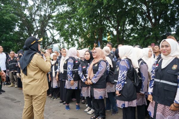 Wali Kota Eva Dwiana Sapa Peserta Upacara pada Apel Kebangsaan dan Kesiapsiagaan Bencana 2025