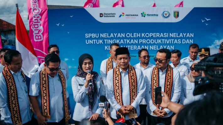 Wagub Lampung Dampingi Menkop Letakkan Batu Pertama SPBUN di Labuhan Maringgai