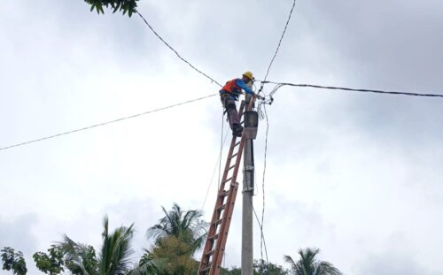 PLN Gerak Cepat Pulihkan Listrik Pasca Puting Beliung di Blambangan Pagar, Warga Sampaikan Apresiasi