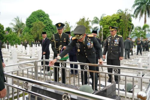 Peringati Hari Pahlawan Ke-80 Tahun 2025, Pangdam XXI/Radin Inten Pimpin Ziarah Rombongan