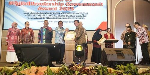 Sekdaprov Lampung Raih Penghargaan Sekda Terbaik Kategori Vision Pada ASKOMSI Digital Leadership Government Award 2025