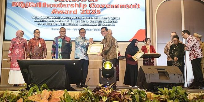 Sekdaprov Lampung Raih Penghargaan Sekda Terbaik Kategori Vision Pada ASKOMSI Digital Leadership Government Award 2025