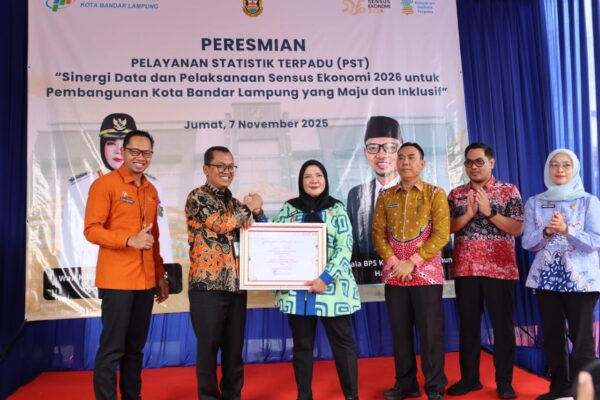 Wali Kota Eva Dwiana Terima Penghargaan dari BPS saat Peresmian Gedung Pelayanan Statistik Terpadu
