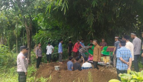 Kapolsek Wonosobo Melayat dan Hantarkan ke Pemakaman Korban Anirat di Pekon Belu