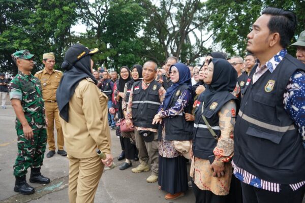Wali Kota Eva Dwiana Sapa Peserta Upacara pada Apel Kebangsaan dan Kesiapsiagaan Bencana 2025