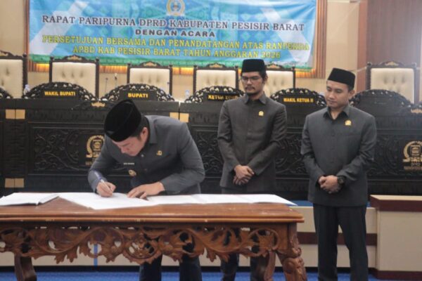 Bupati Dedi Irawan Hadiri Paripurna DPRD Persetujuan Bersama dan Penandatanganan Atas Ranperda APBD Pesibar TA 2026