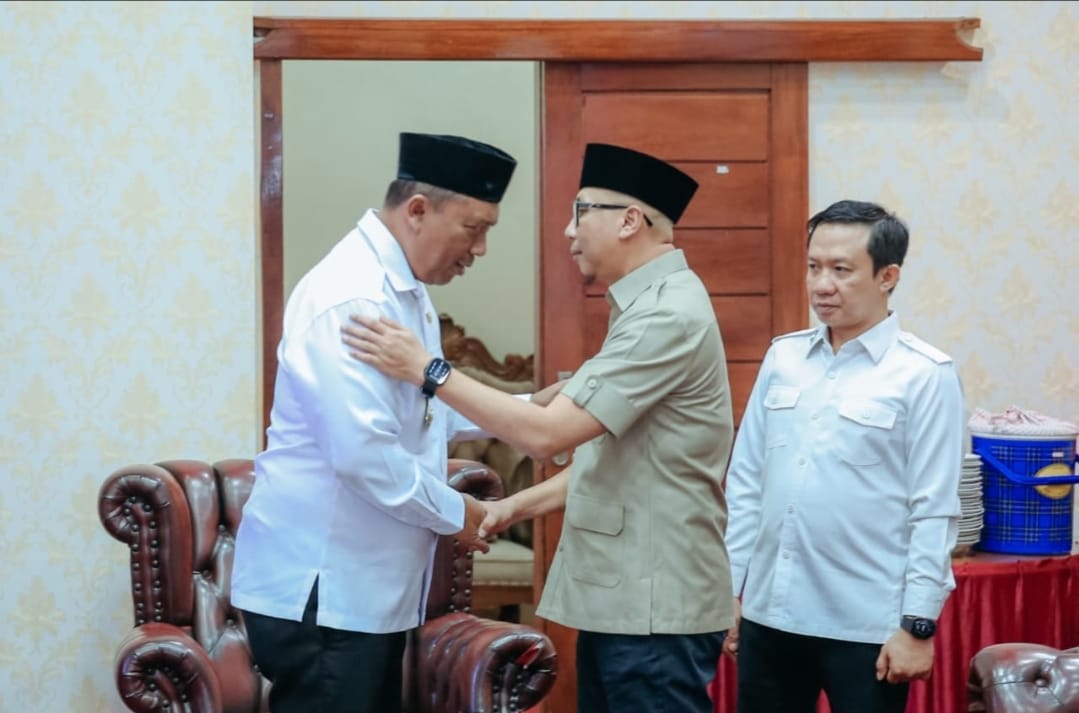 Gubernur Rahmat Mirzani Djausal Serahkan Surat Penugasan sebagai Plt kepada I Komang Koheri sebagai Bupati Lampung Tengah