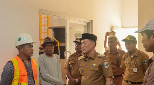 Bupati Pesisir Barat Tinjau Proyek PLTM Way Melesom, Pastikan Keselamatan Lingkungan Jadi Prioritas