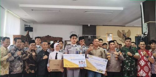 Pemkab Kaur Serahkan Laptop Pembelajaran dan Bantuan Mesin Tempel untuk Nelayan