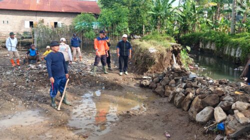 Satgas Jalan Lurus Gotong Royong Perbaiki Talud Way Tuba yang Jebol, Cegah Banjir Susulan di Kota Agung