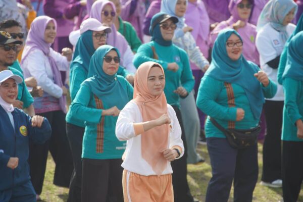Senam “Payu Kidah” Meriahkan HUT KORPRI ke-54 dan Peringatan Hari Ibu ke-97 di Lapangan Korpri